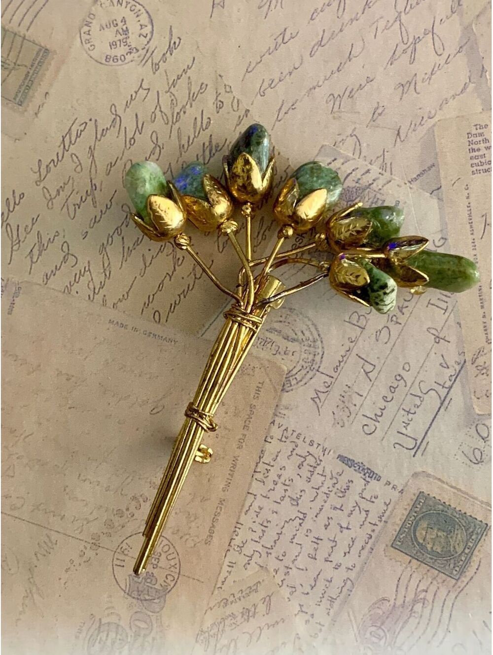 Vintage Chic Gold & Green Stone Floral Pin Brooch – Elegant Accessory
